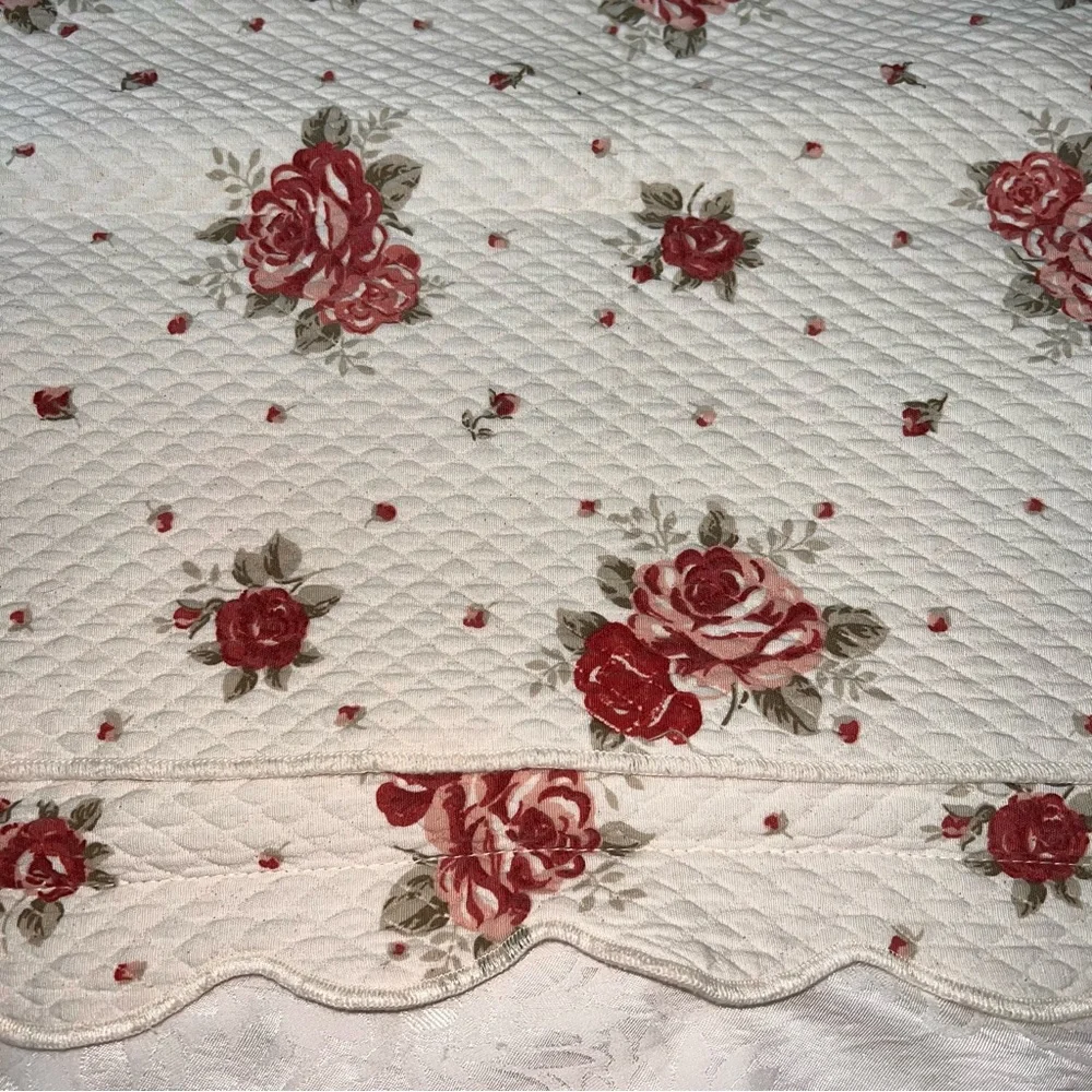 2 Pillow Shams Colchas S. Domingos Quilted Scalloped Ivory with Pink Roses